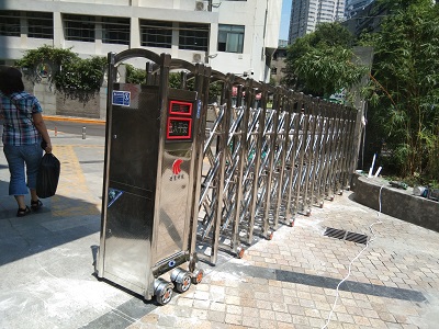 Installation of retractable doors in the parking lot of Chengdu Hongchebanglindi